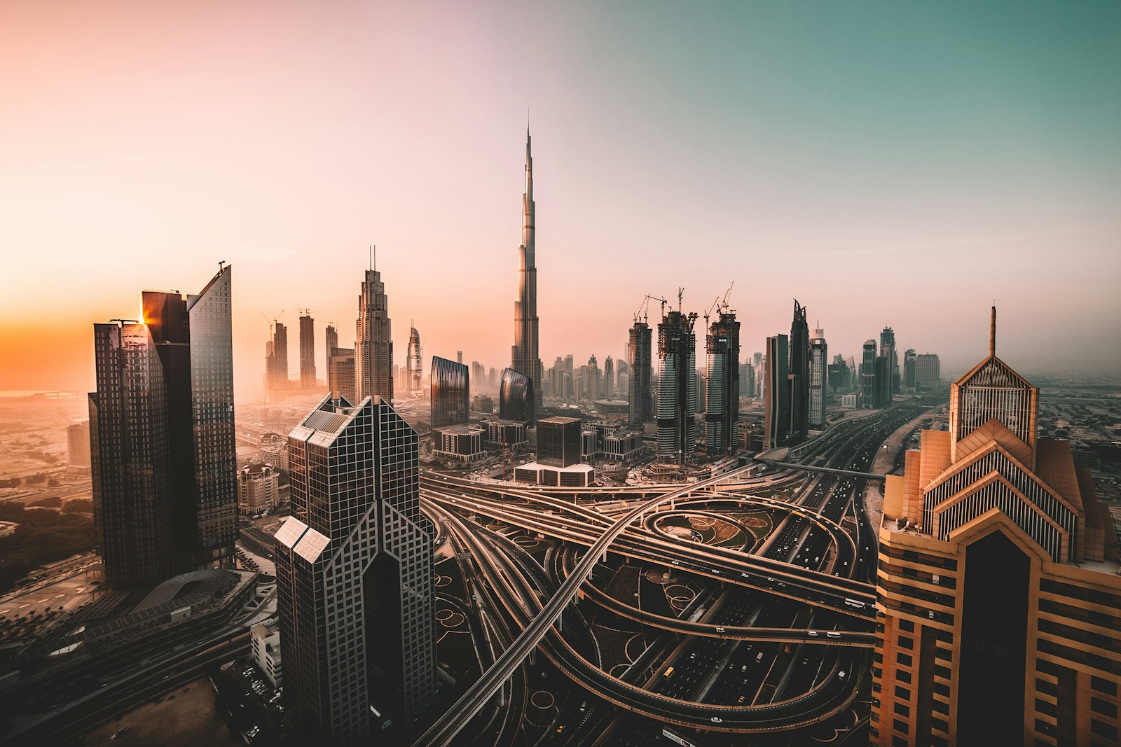 Hochhäuser und Wasser in Dubai