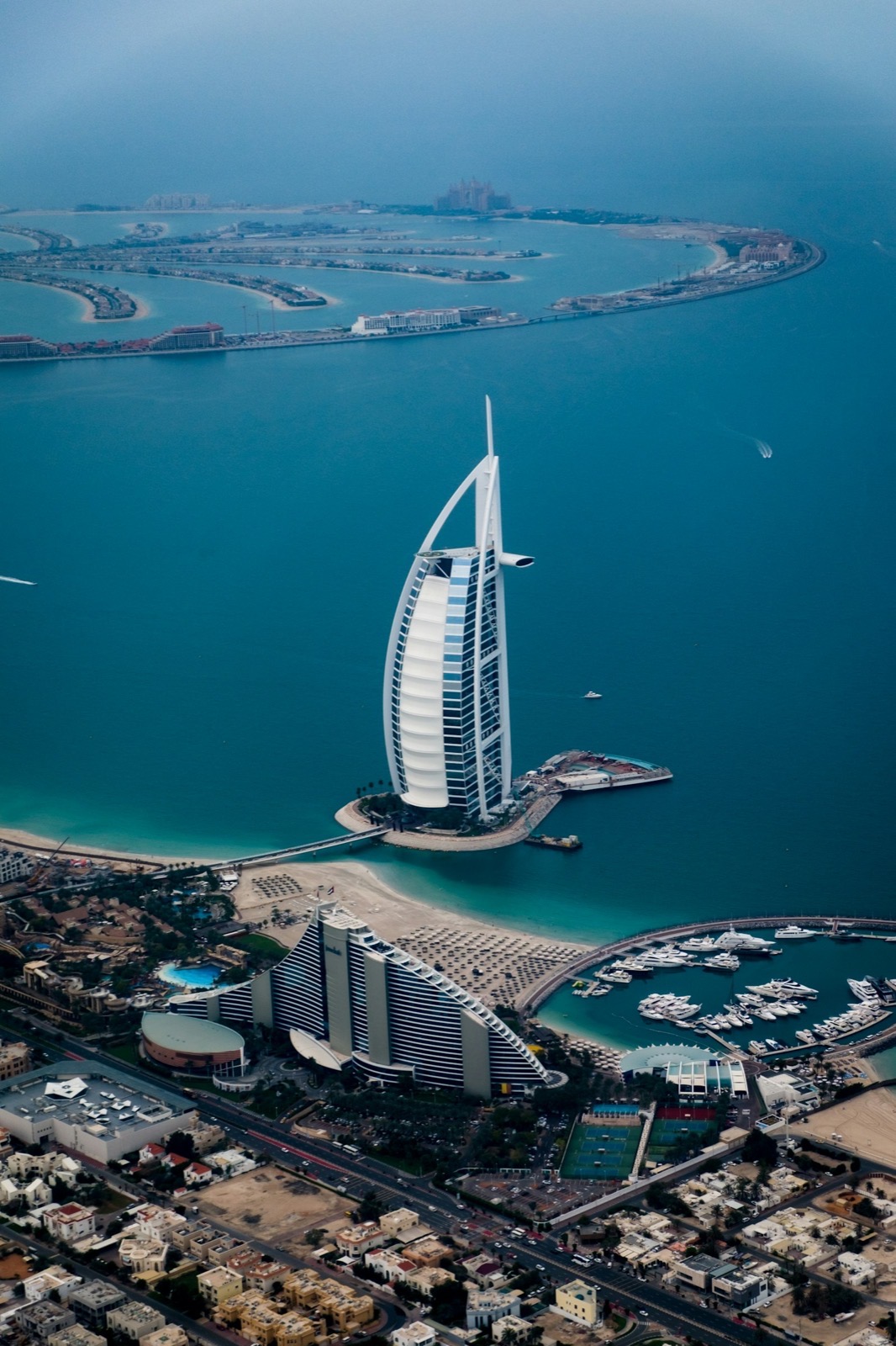 Skyline von Dubai bei Abendlicht